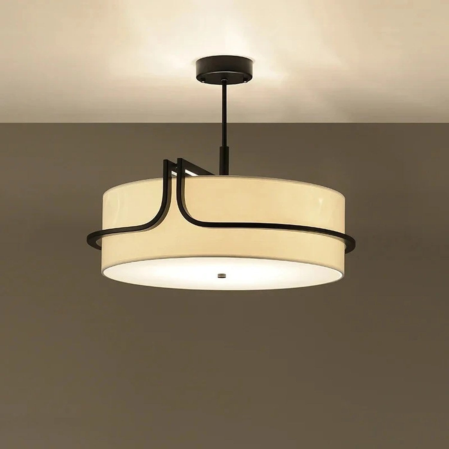 Lustre en tissu crème fixé au plafond avec sa vague de métal noir
