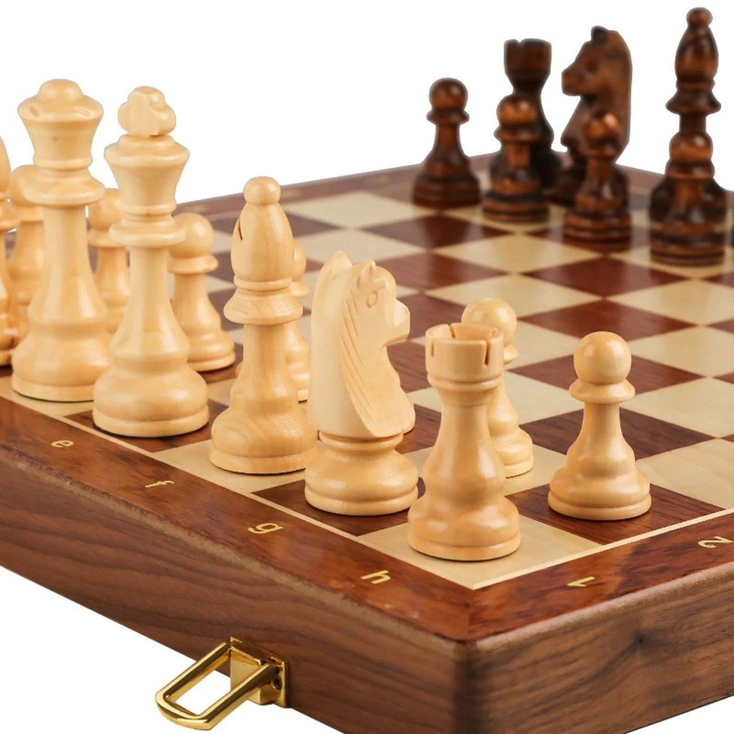 Gros plan des pièces d échecs Staunton en bois clair et foncé