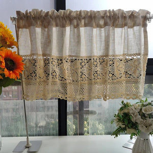 Rideau court en lin beige à dentelle accroché sur une tringle avec des tournesols