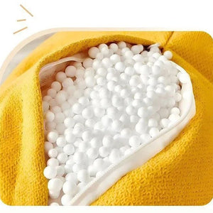 Détail du rembourrage moelleux en billes du pouf mini canapé enfant