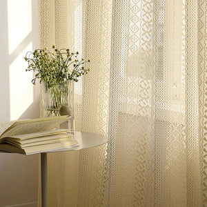 Gros plan du motif losange tissé du voilage beige à contre jour