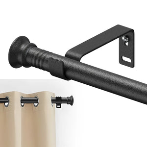 Détail de la tringle noire avec support mural et embout arrondi, rideau beige à œillets