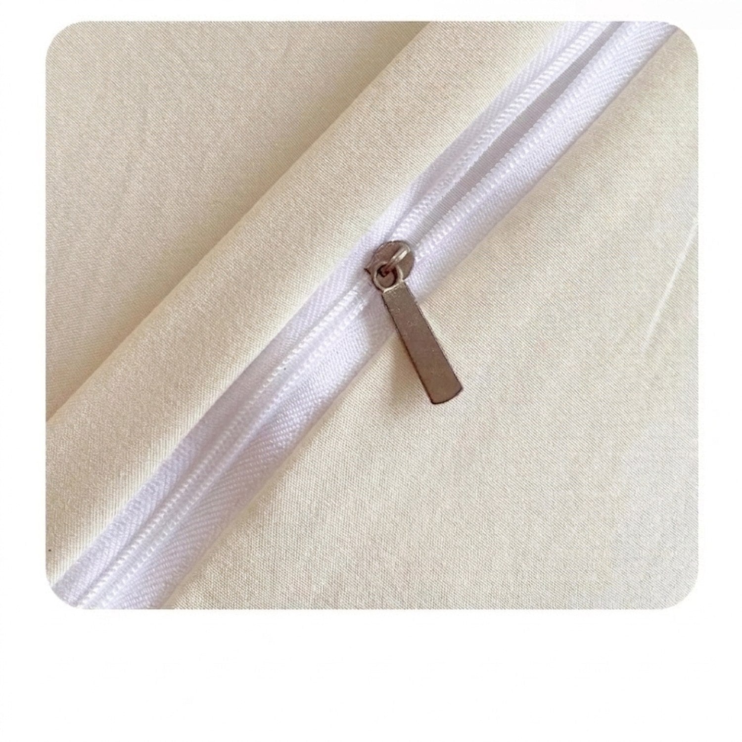 Détail de la fermeture zip métallique au dos de la taie de traversin
