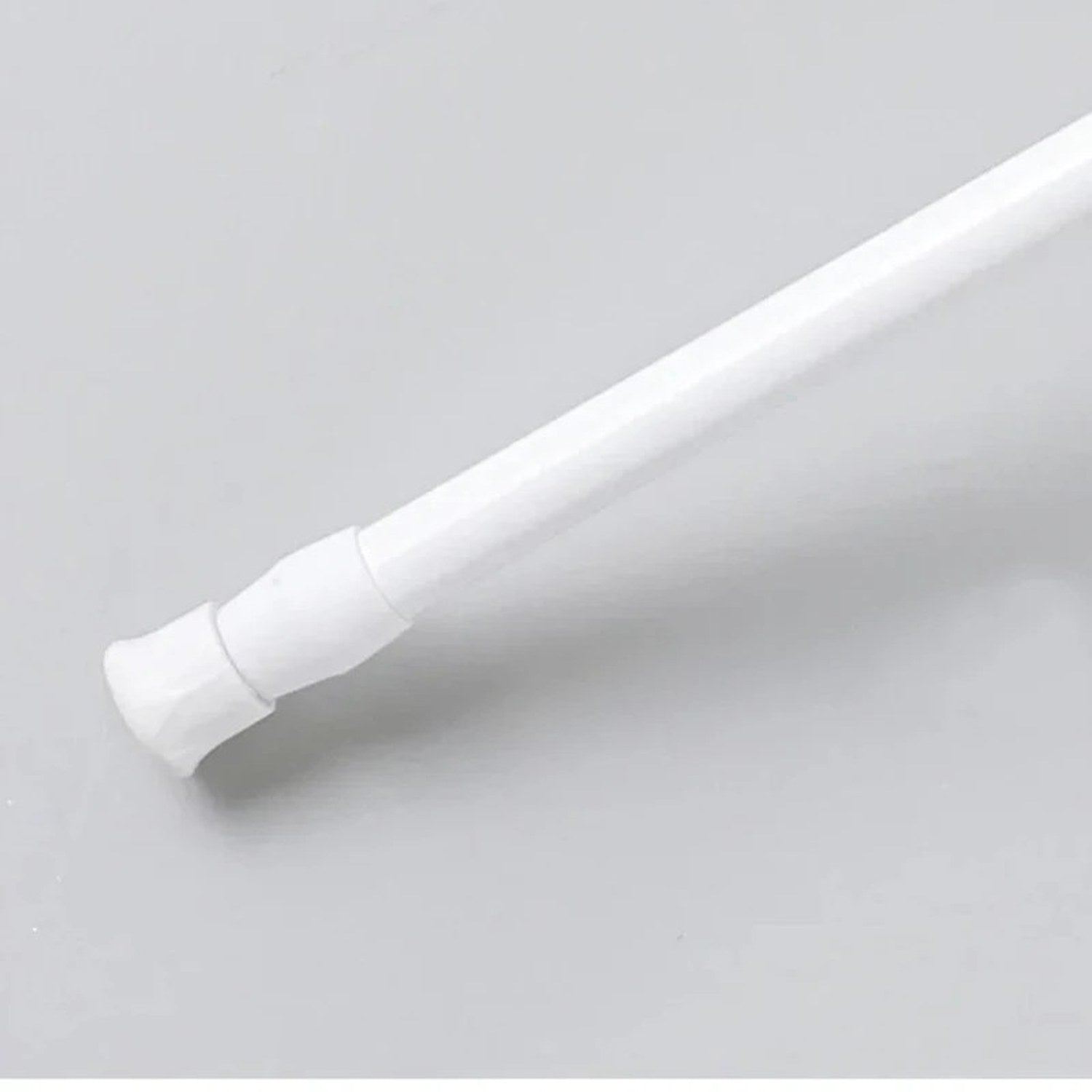 Détail de la tringle télescopique blanche et de son embout