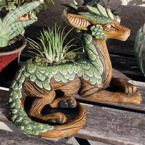 Jardiniere dragon resine bois posee sur planche avec succulentes