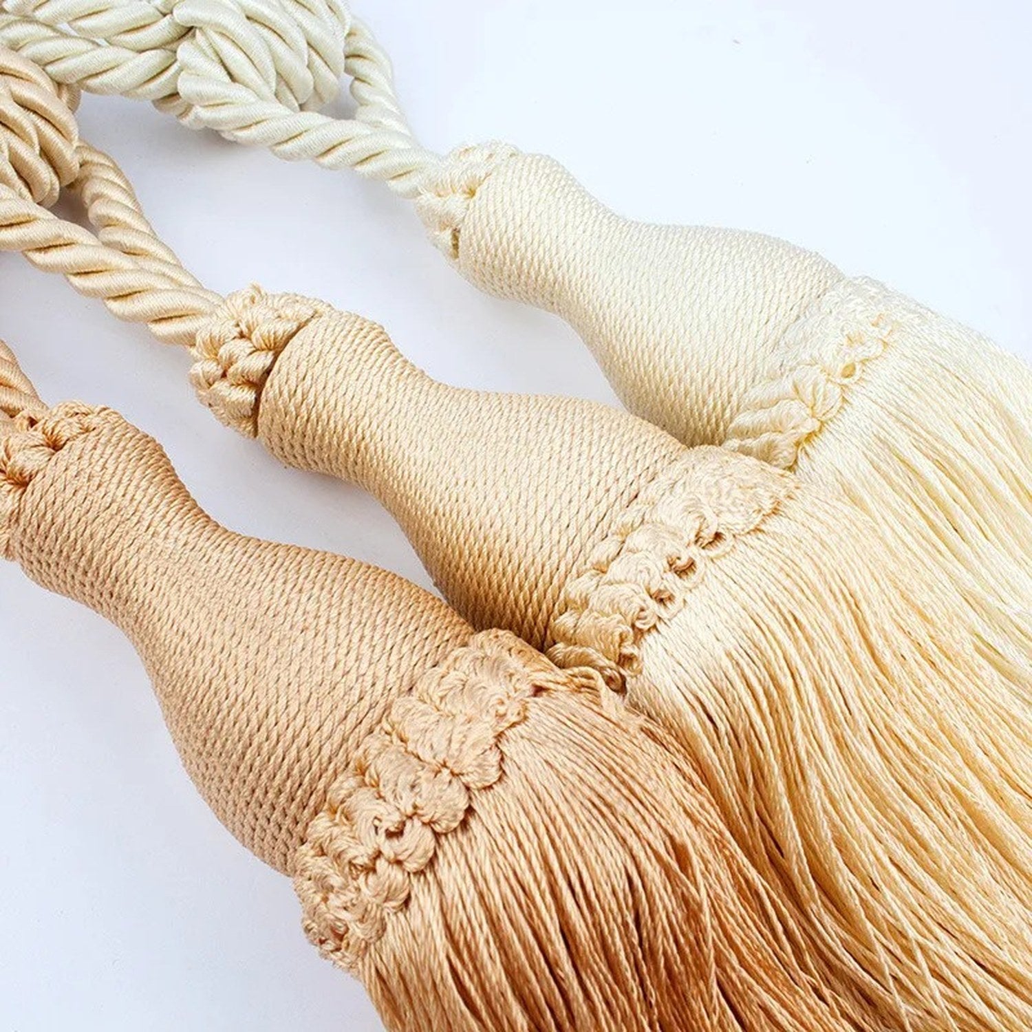 Gros plan sur les pompons en fibres douces des trois coloris