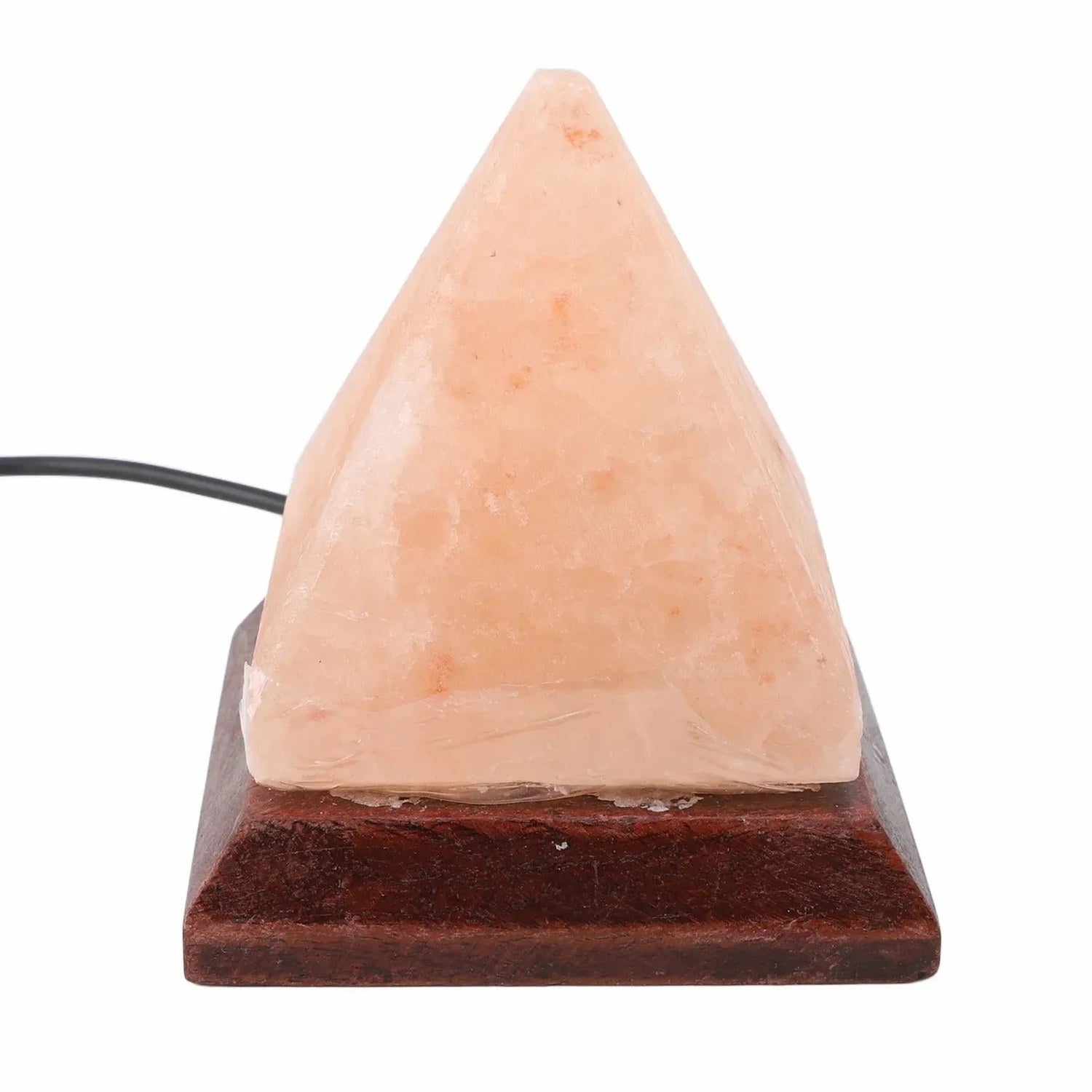 Lampe pyramide en sel de l'Himalaya éteinte sur sa base en bois brun