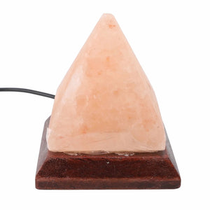 Lampe pyramide en sel de l'Himalaya éteinte sur sa base en bois brun