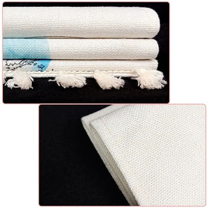 Détail du tissu épais et des pompons du rideau cache meuble