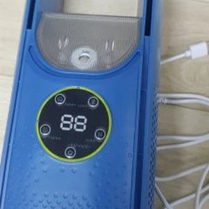 Vue rapprochée du ventilateur humidificateur bleu avec câble USB