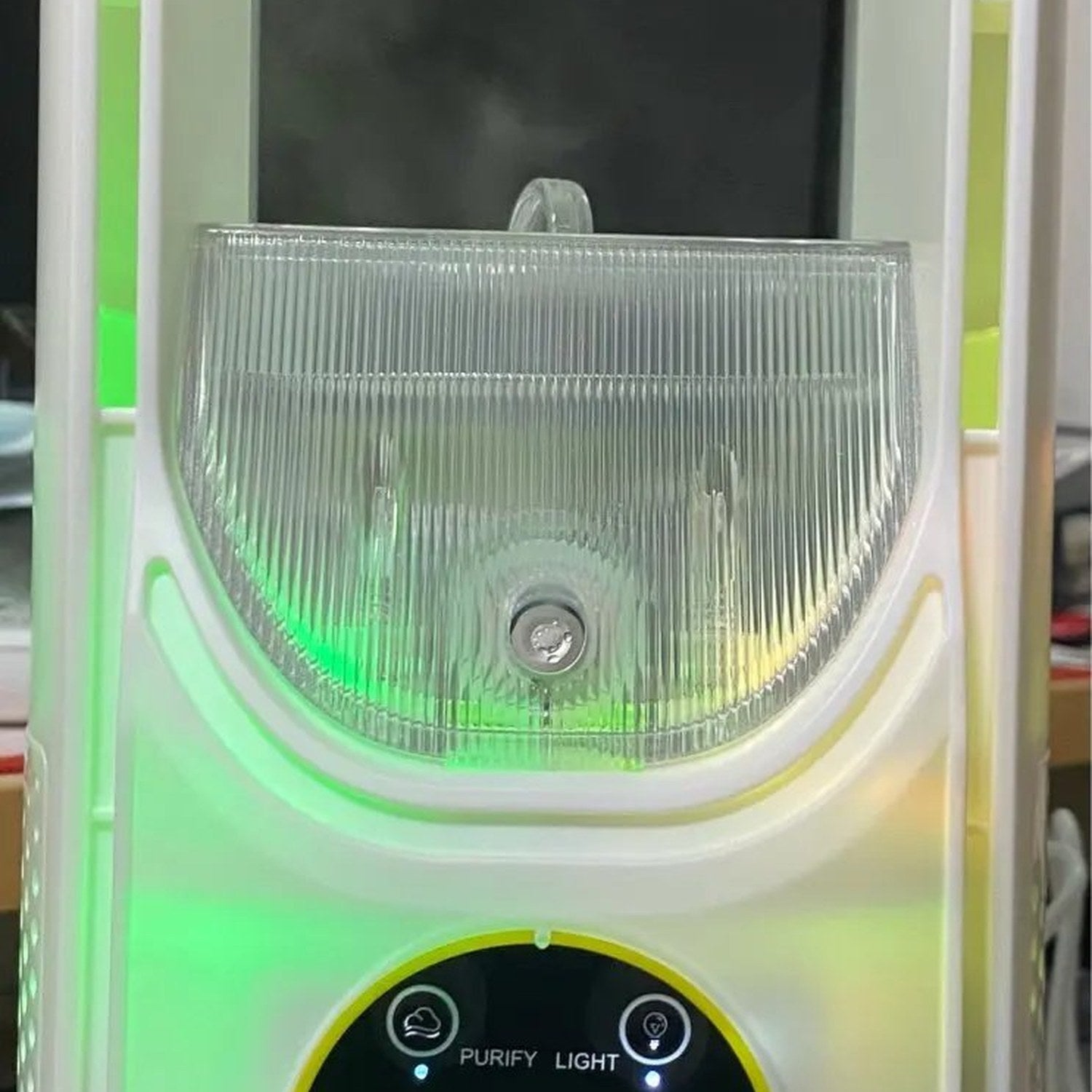 Réservoir d'eau ouvert du ventilateur humidificateur avec lumière d'ambiance verte