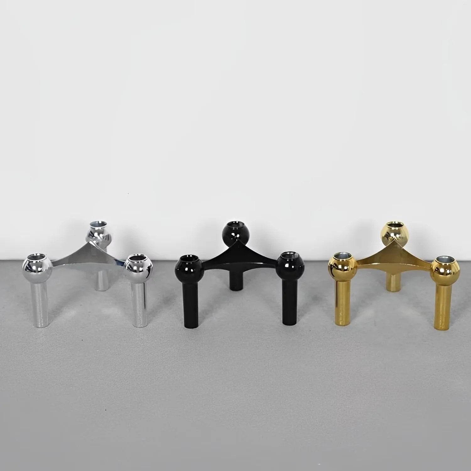 Chandelier modulaire en métal présenté en finitions argentée noire et dorée