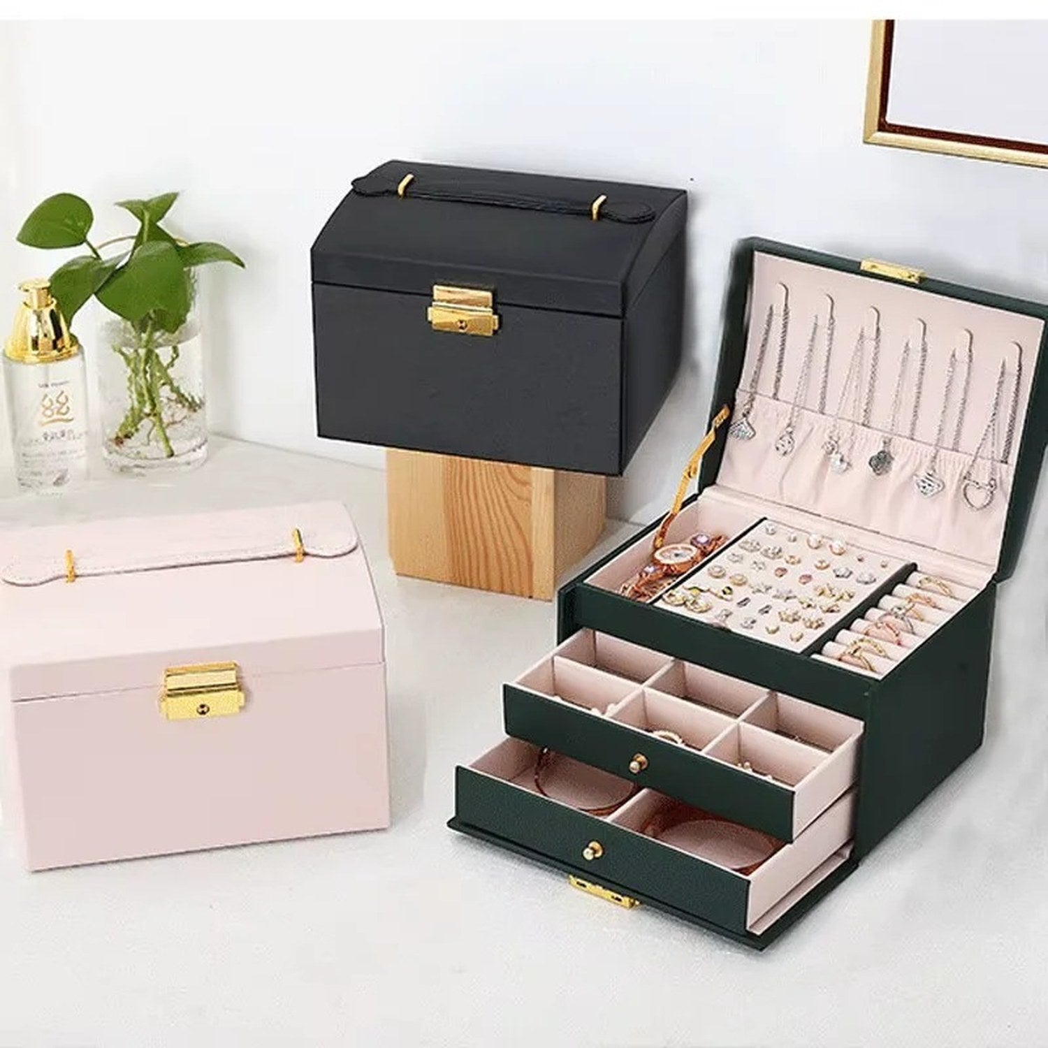 Boîte à bijoux disponible en trois coloris noir rose et vert foncé