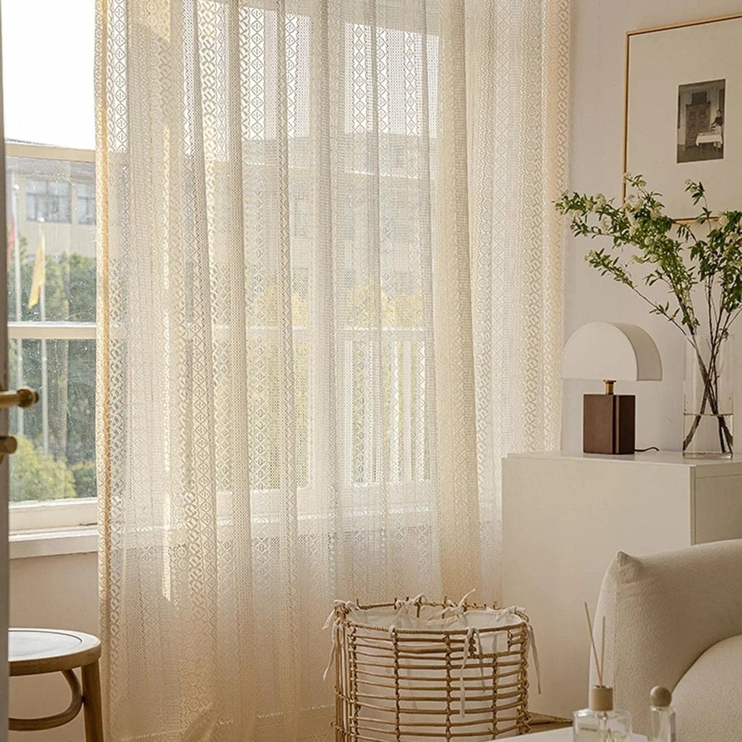 Voilage beige dans un salon lumineux avec panier en osier et coussin