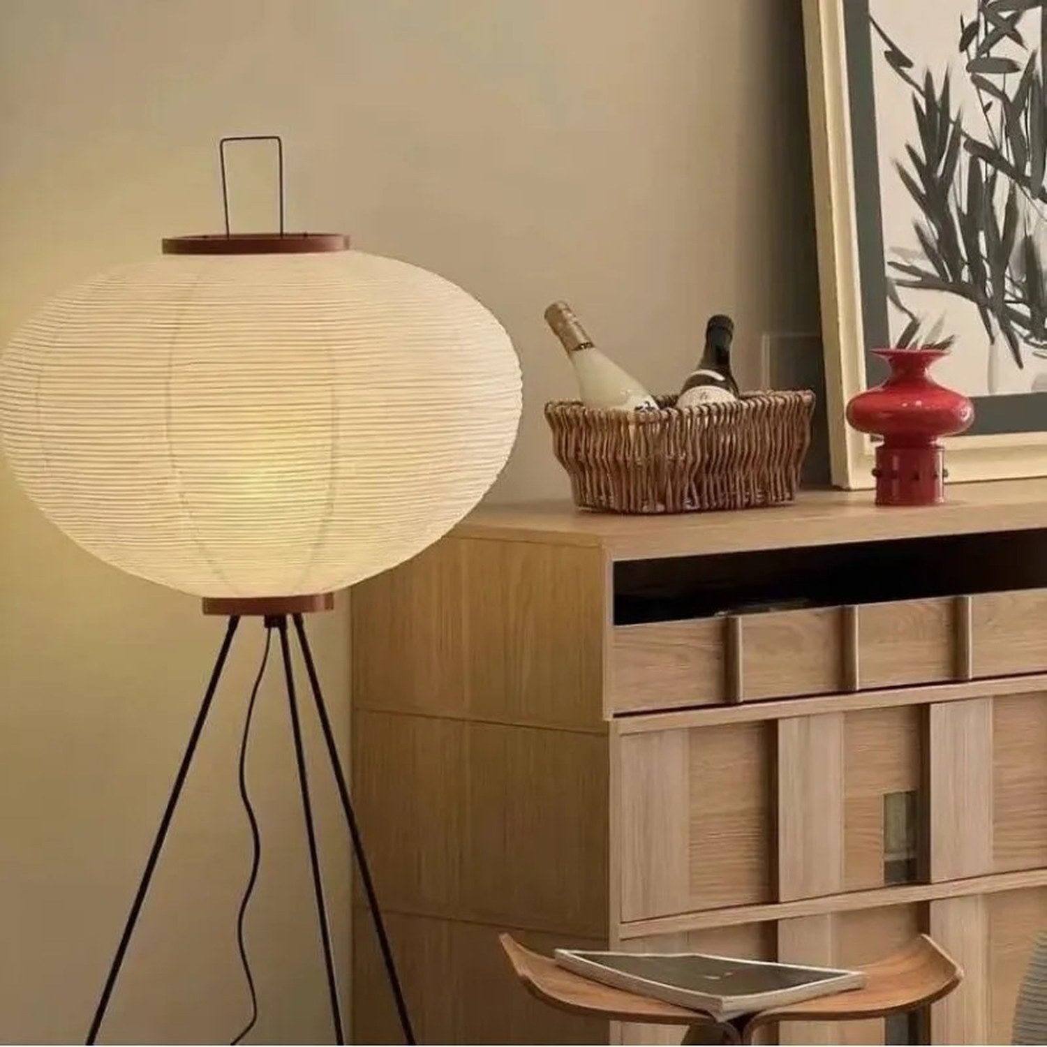 Lampadaire Wabi-Sabi dans salon avec buffet en bois et objets déco