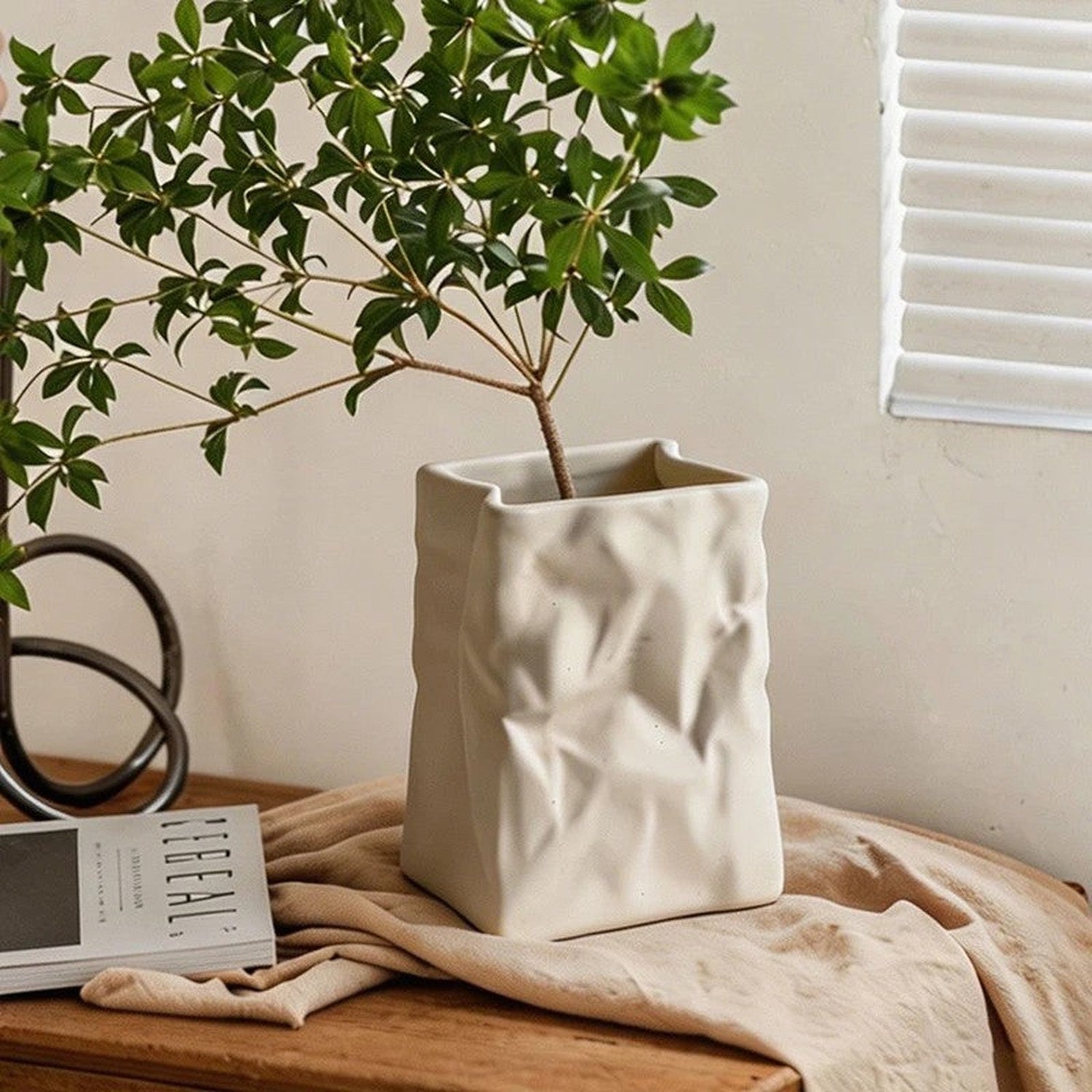 Vase en résine froissée blanc avec plante verte en intérieur Nordic
