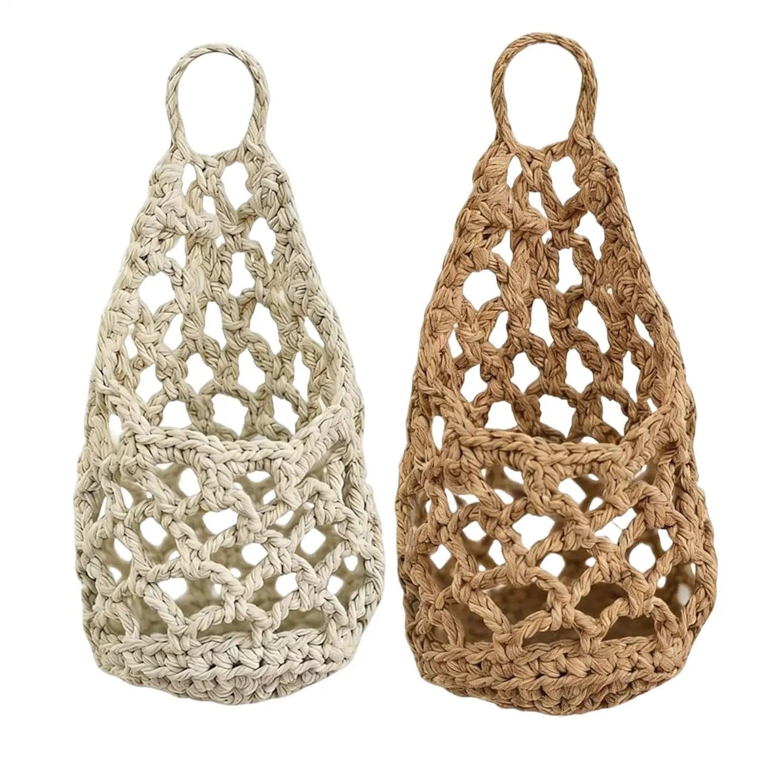 Deux paniers suspendus macramé coloris blanc et marron naturel sur fond blanc