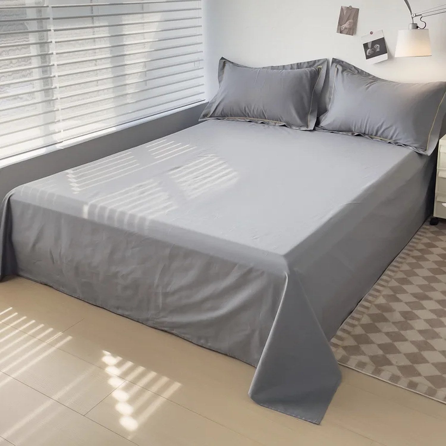 Photo AliExpress du drap plat gris en coton égyptien posé sur un lit fait
