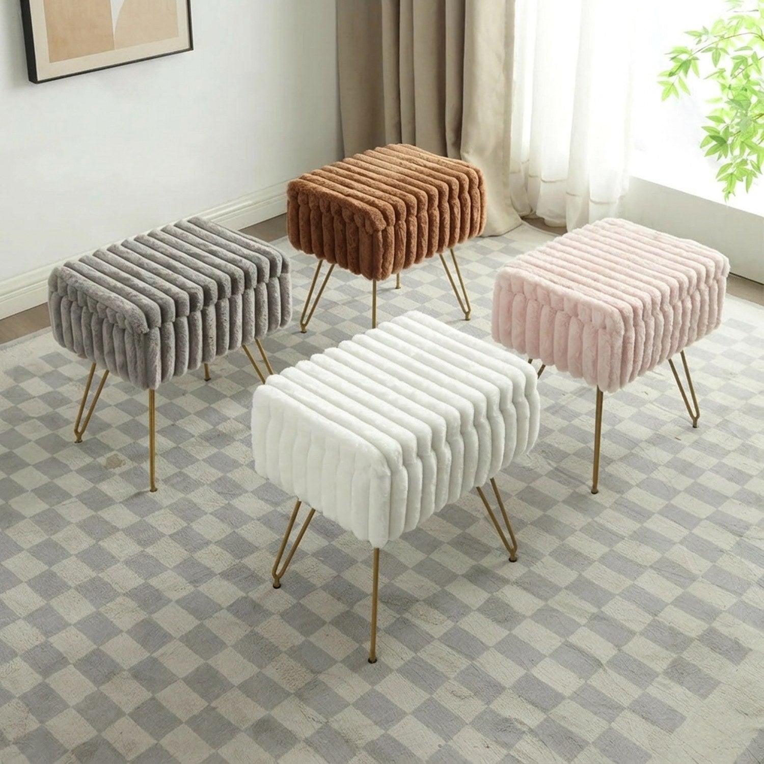 Quatre tabourets coiffeuse en fausse fourrure blanc rose gris et marron avec pieds dorés