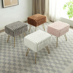 Quatre tabourets coiffeuse en fausse fourrure blanc rose gris et marron avec pieds dorés