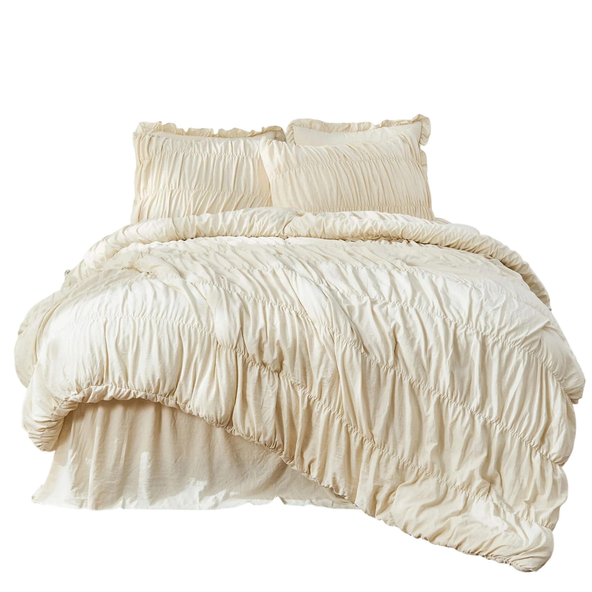 Parure de lit bohème chic beige avec taies froissées posée sur un lit habillé sur fond blanc