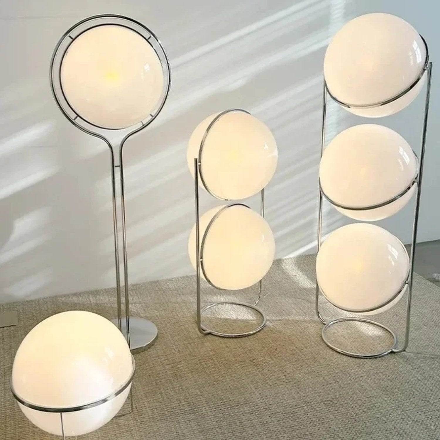 Détail câble et base du lampadaire globe