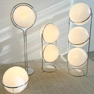 Détail câble et base du lampadaire globe