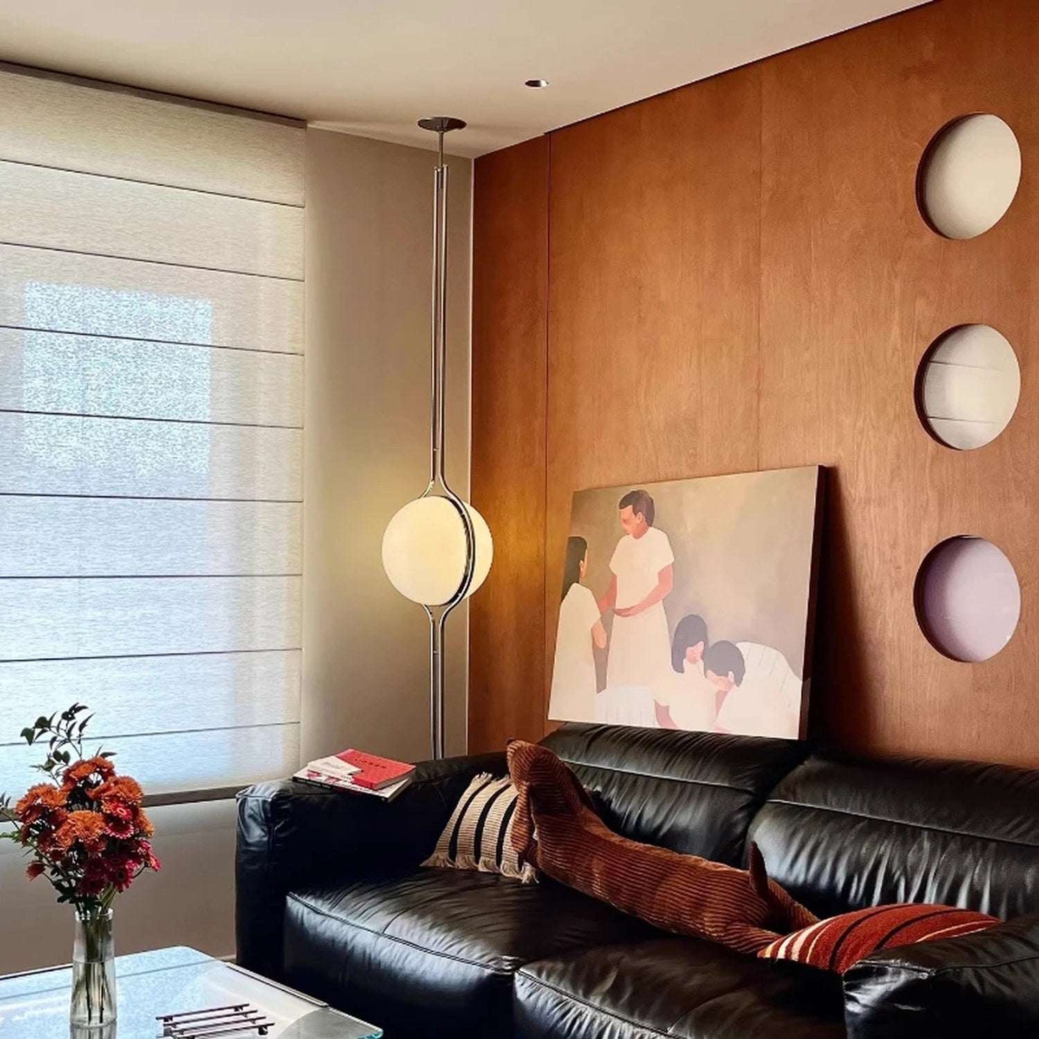 Lampadaire plafond-sol à boule dans un salon – ambiance de vie