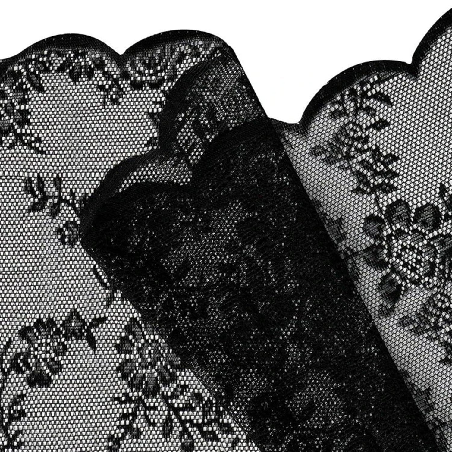 Détail de la dentelle noire florale et de son bord festonné