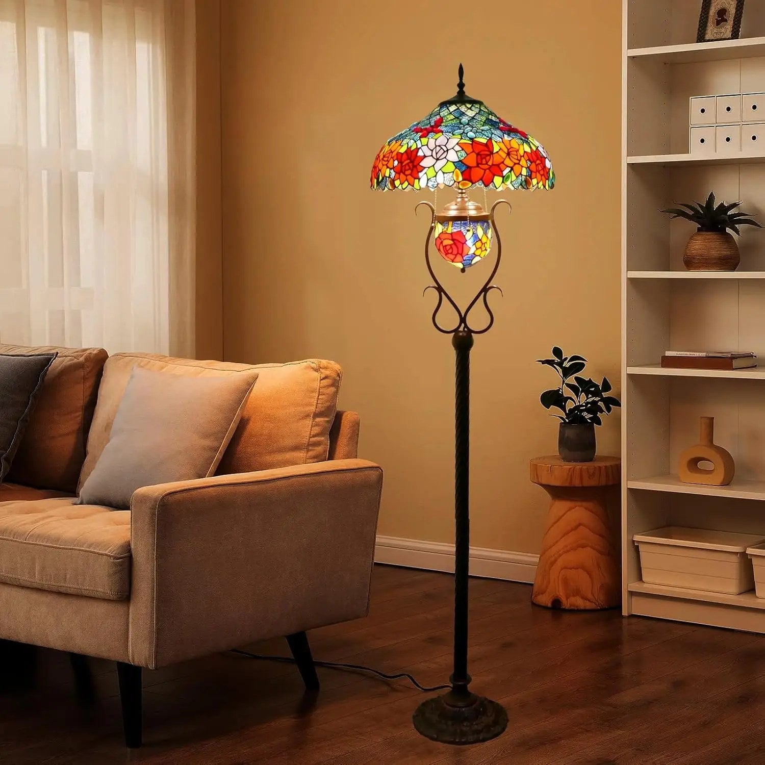 Lampadaire Tiffany éclairé dans un salon avec bibliothèque