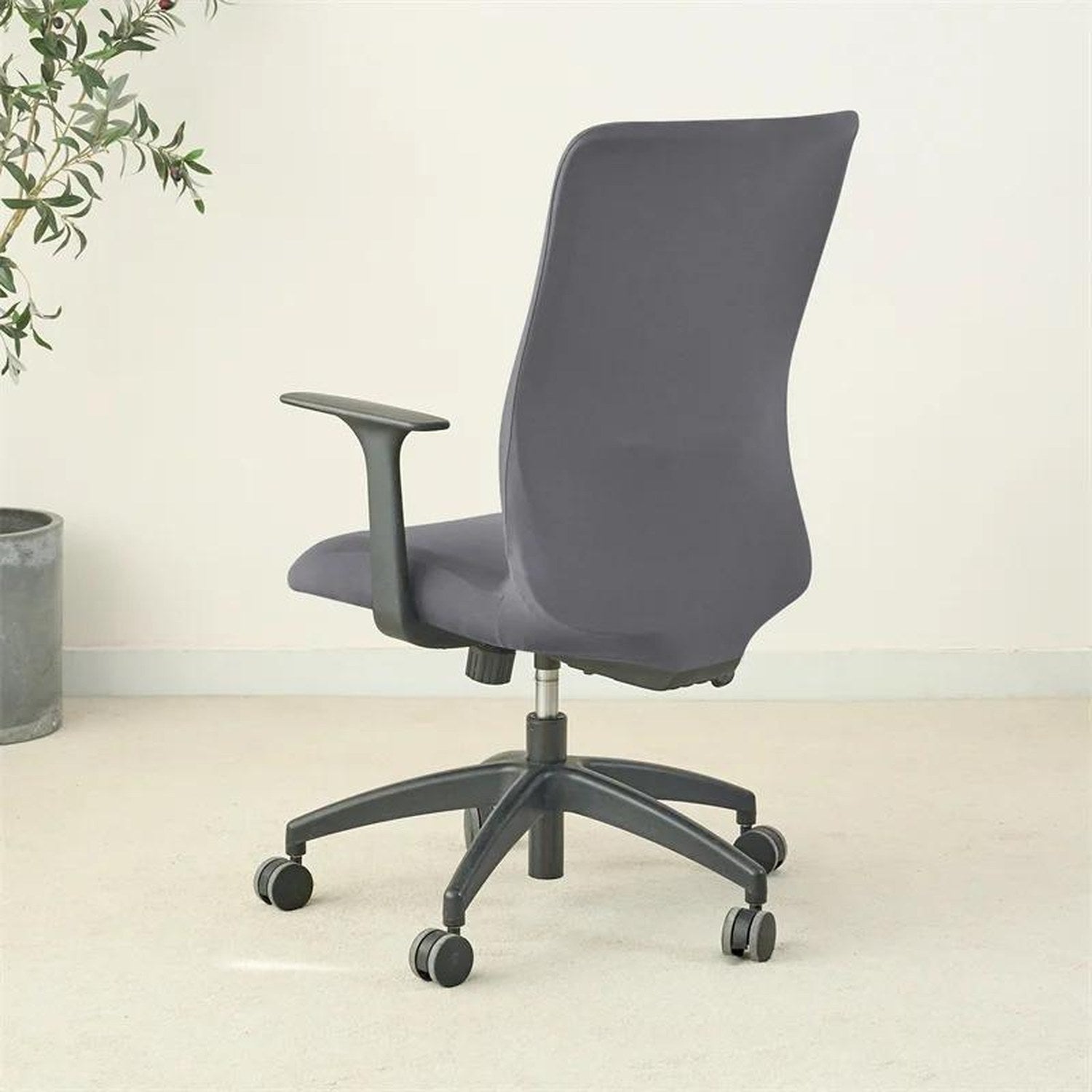 Housse de chaise de bureau grise vue de dos avec accoudoirs et roulettes