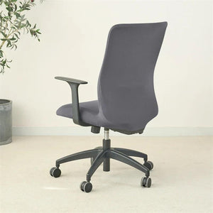 Housse de chaise de bureau grise vue de dos avec accoudoirs et roulettes