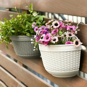 Pot mural en rotin avec plante verte sur balcon