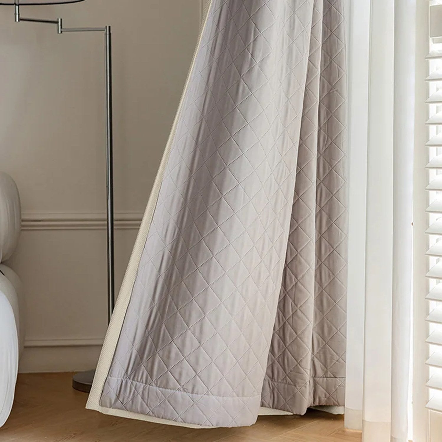 Détail de la doublure matelassée isolante du rideau occultant