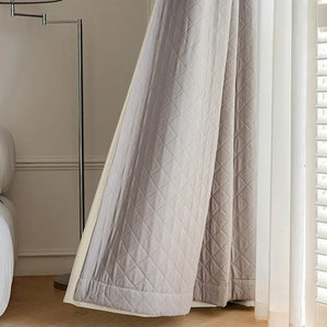 Détail de la doublure matelassée isolante du rideau occultant