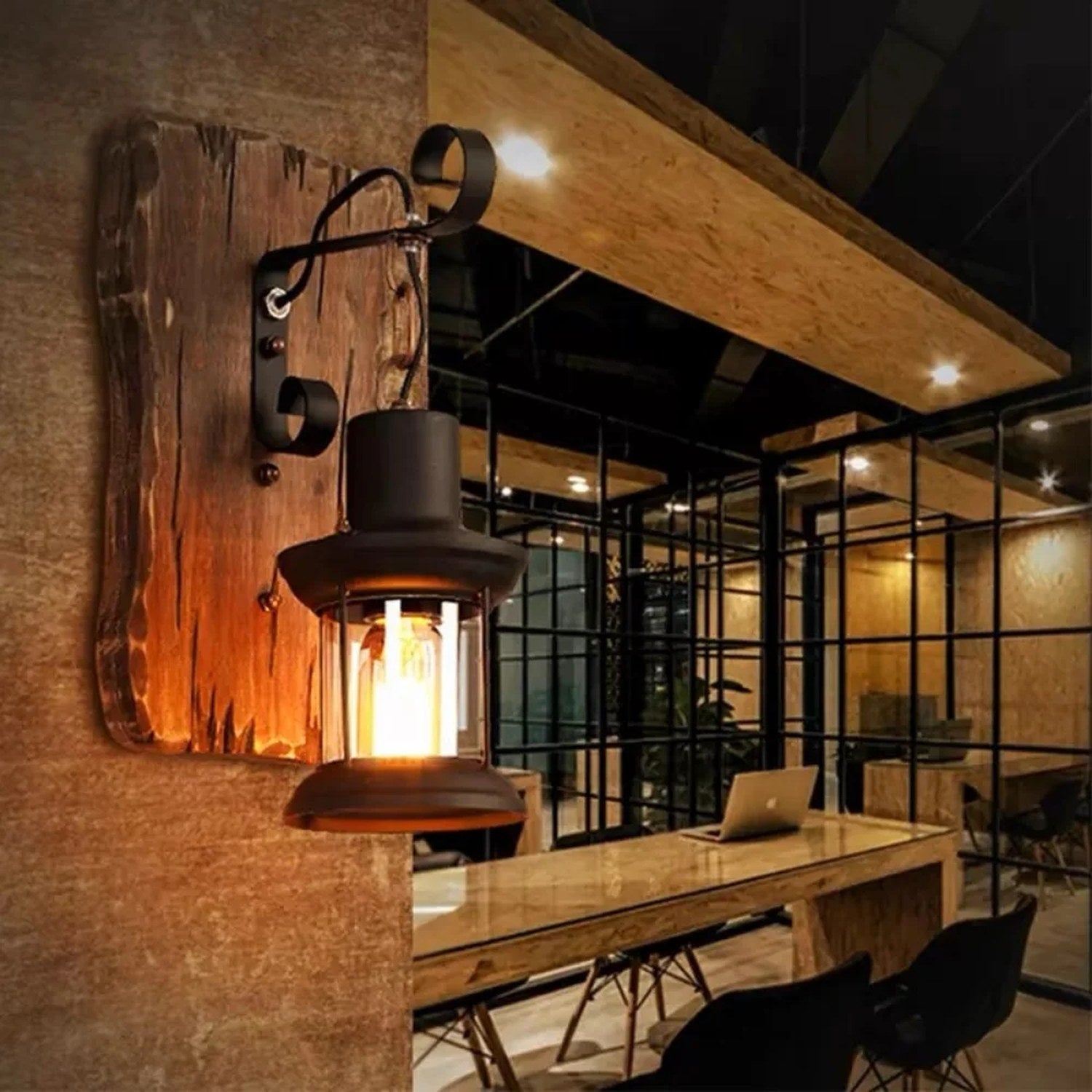 Applique murale industrielle installée sur un mur dans un intérieur loft