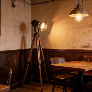 Lampadaire cinéma vintage allumé dans un salon industriel