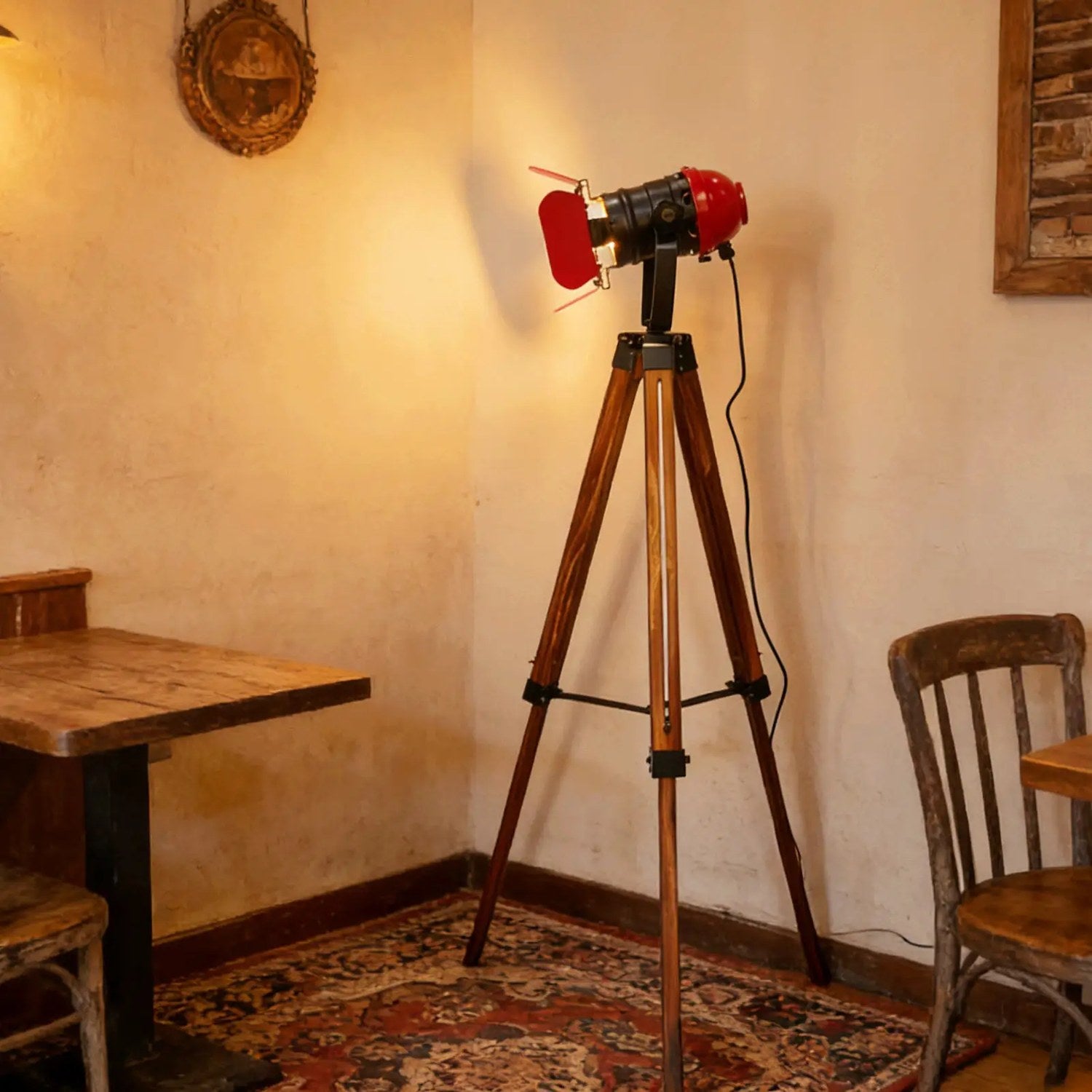 Lampadaire rouge et noir vintage dans un café rustique