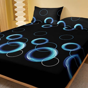 Drap-housse noir à motif de cercles bleus posé sur un lit avec taie assortie non incluse