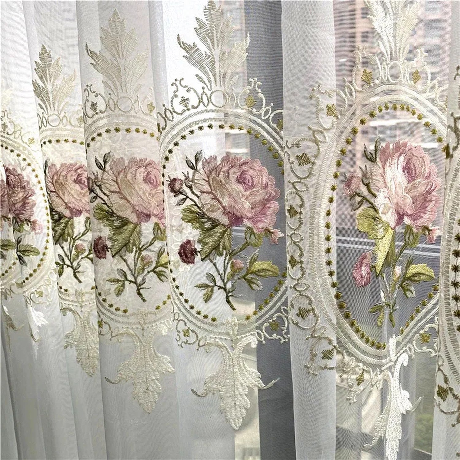 Gros plan sur les pivoines roses brodées sur le tulle blanc translucide
