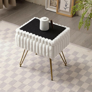 Tabouret coiffeuse avec plateau noir amovible et théière posée dessus