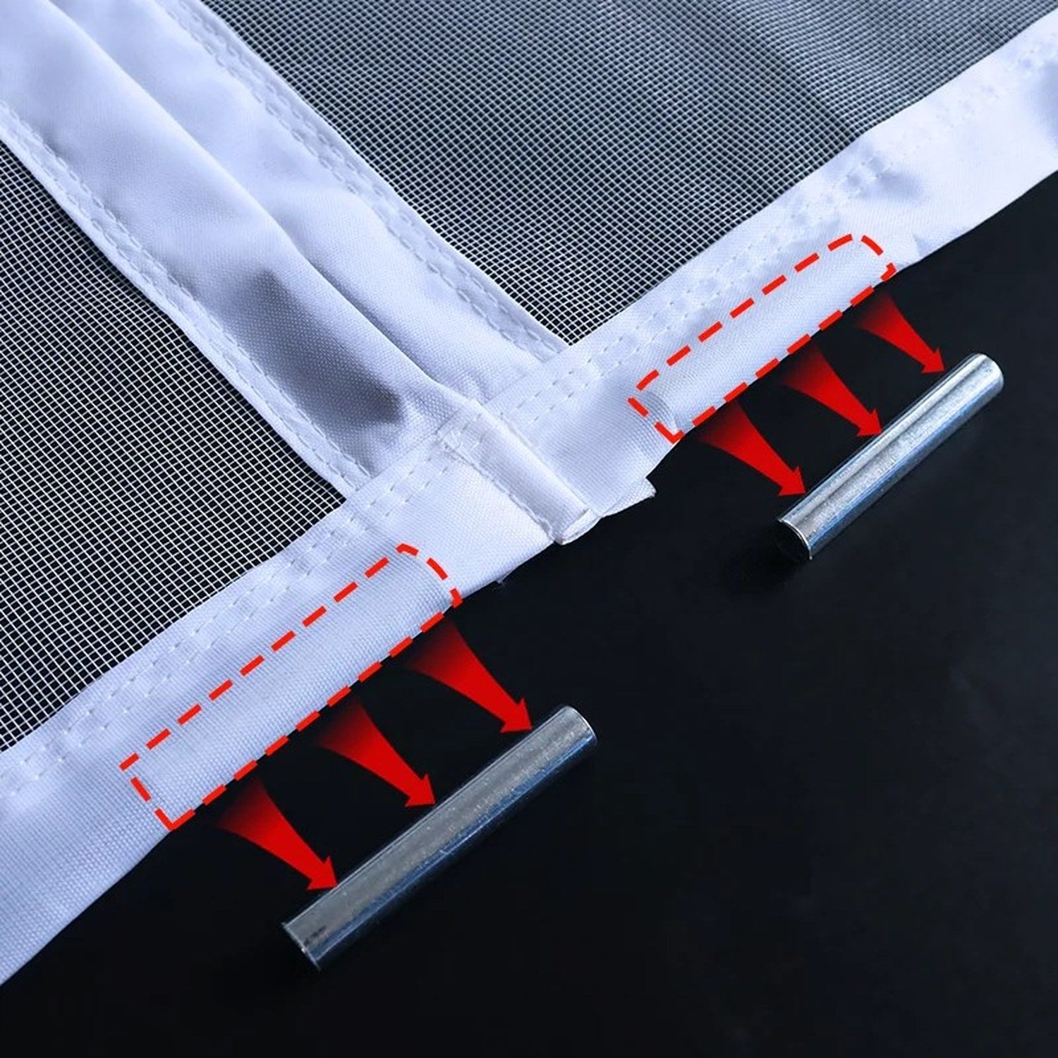 Détail des poids métalliques cousus en bas de la moustiquaire