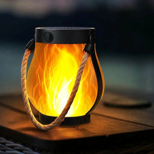 Lanterne solaire à flamme vacillante posée sur une table en bois, fond sombre ambiance nocturne