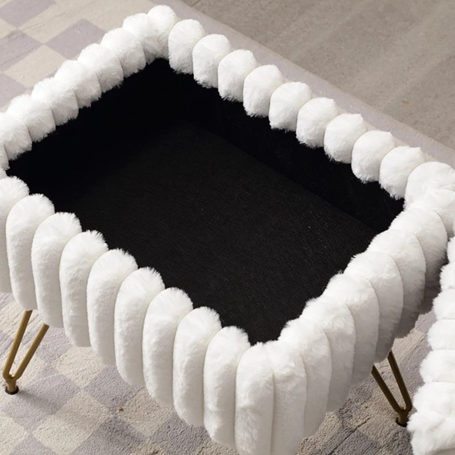 Tabouret coiffeuse ouvert montrant l'espace de rangement intégré vide