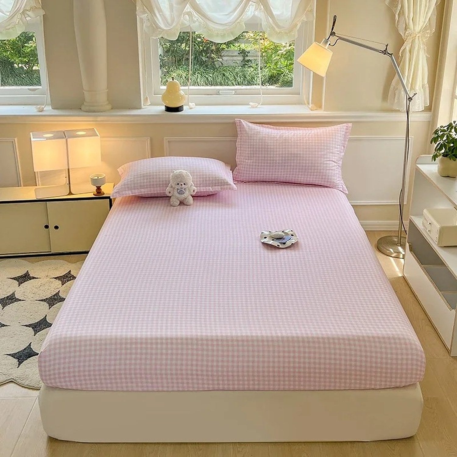 Drap housse a carreaux vichy rose vu de face sur un lit fait