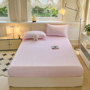 Drap housse a carreaux vichy rose vu de face sur un lit fait