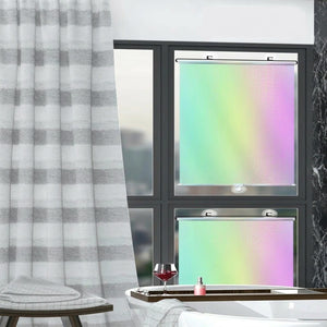 Store enrouleur argenté effet holographique installé sur une fenêtre de salle de bain