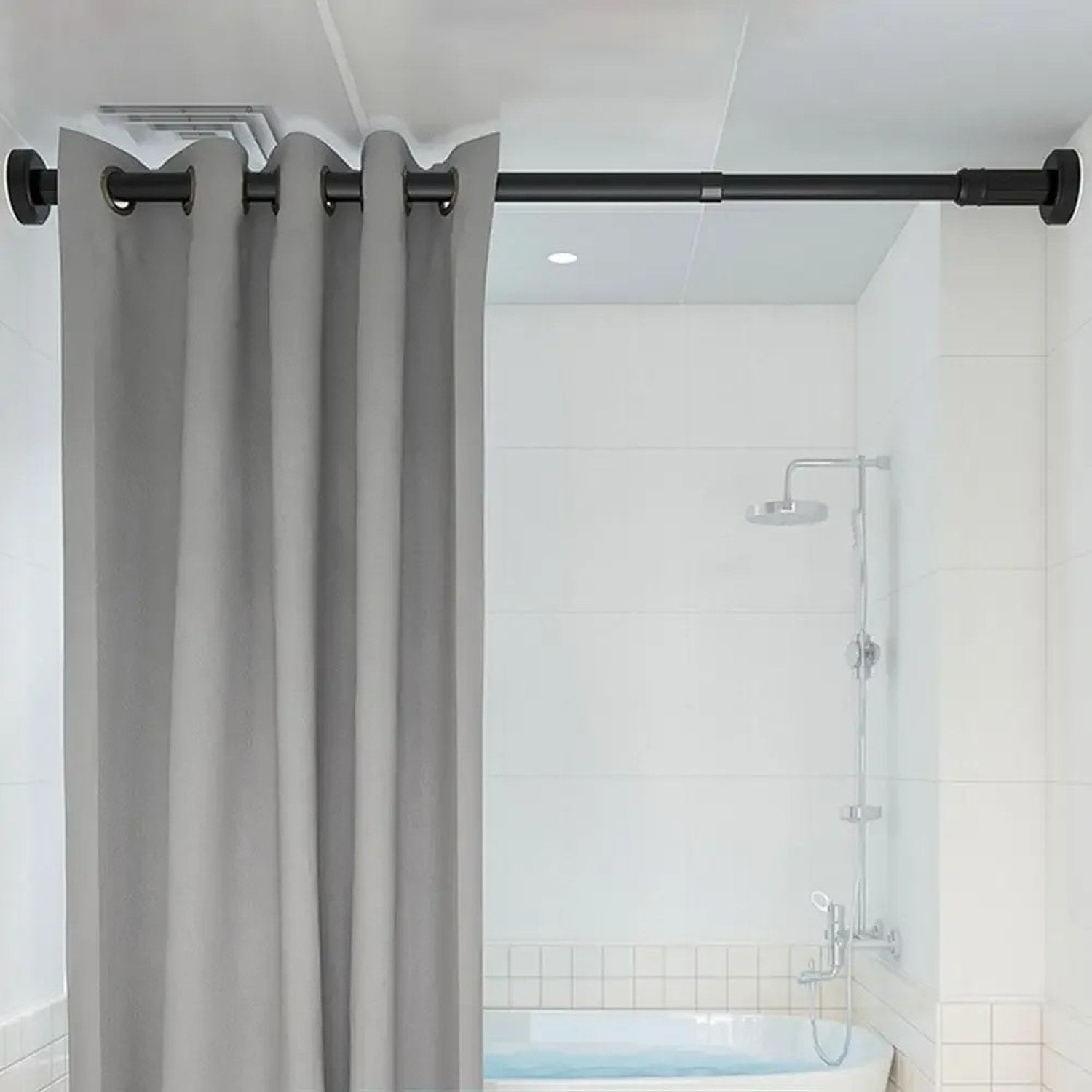 Tringle télescopique noire montée au plafond d'une douche avec rideau gris suspendu