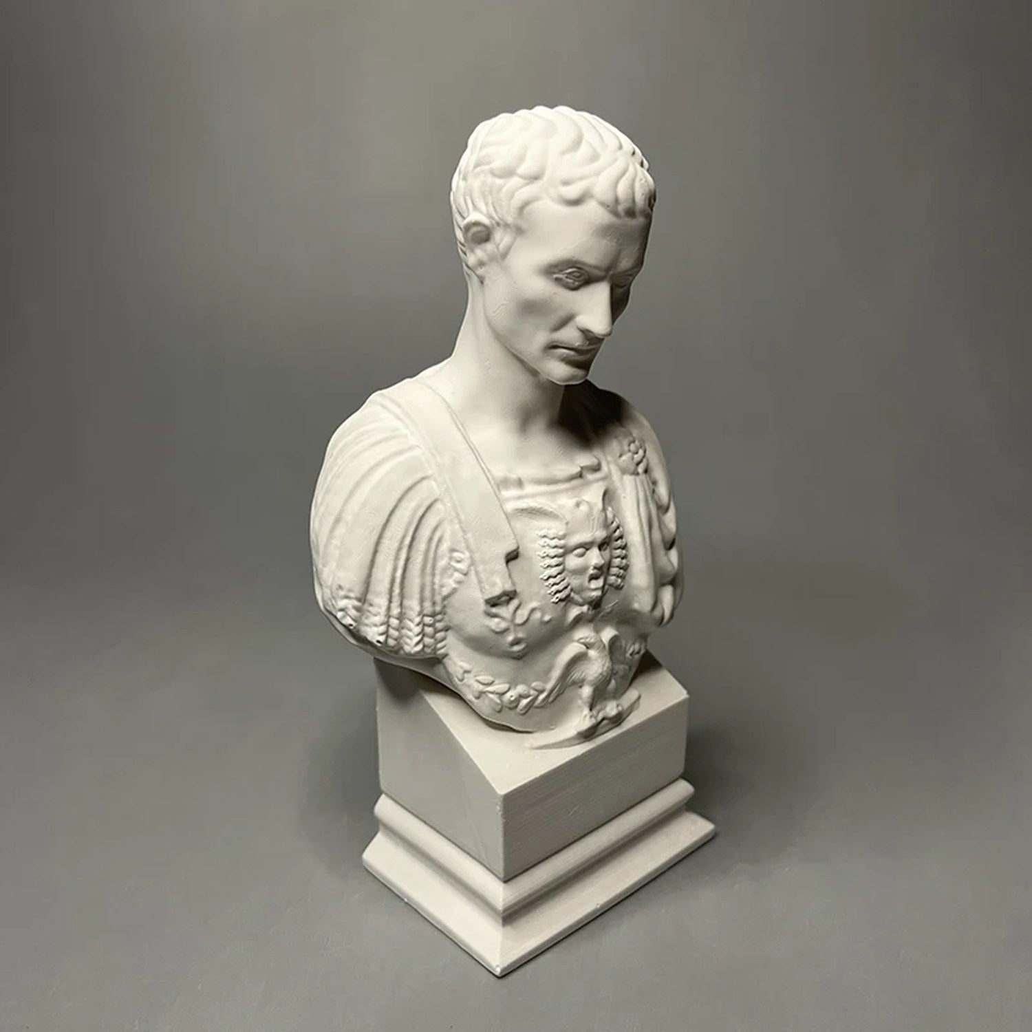 Buste de Jules César en plâtre vu de trois quarts