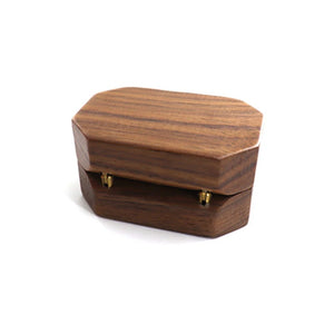 Boîte à bijoux en bois de noyer fermée vue de profil avec charnières dorées